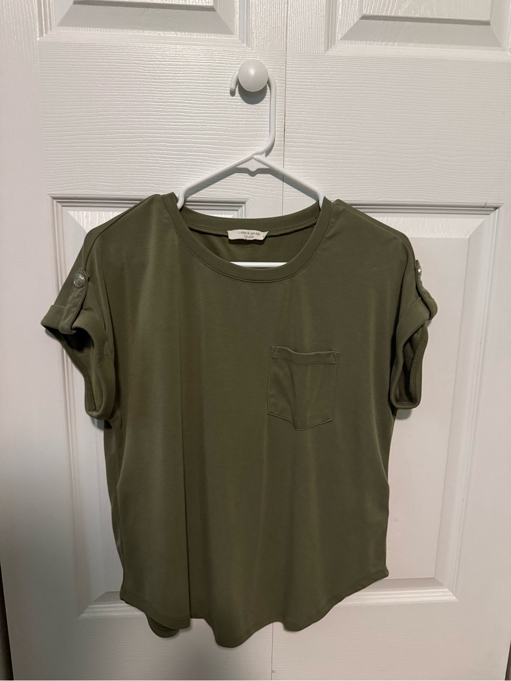 Cable & Gauge Olive Roll-Tab Pocket Tee